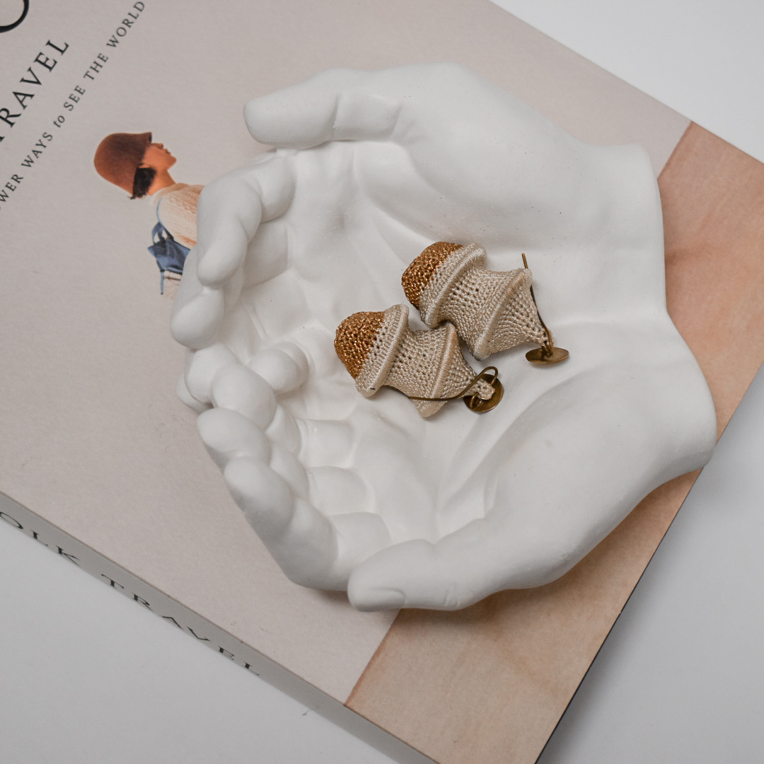 cupped hands bowl